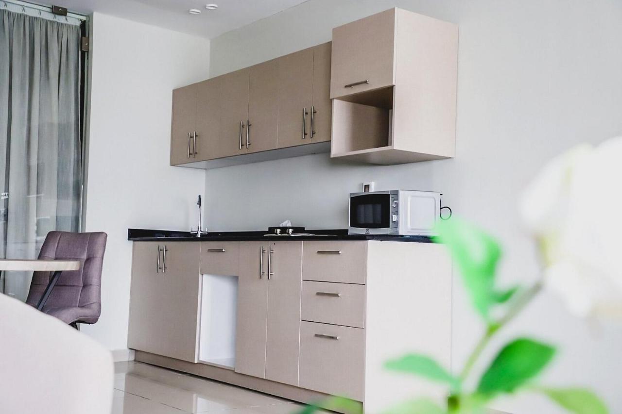 Hotel Ivotel Abidjan Bagian luar foto